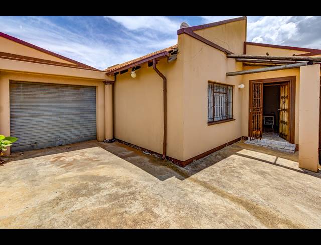 3 BEDROOM SECTIONAL TITLE FOR SALE IN TEMBISA CENTRAL